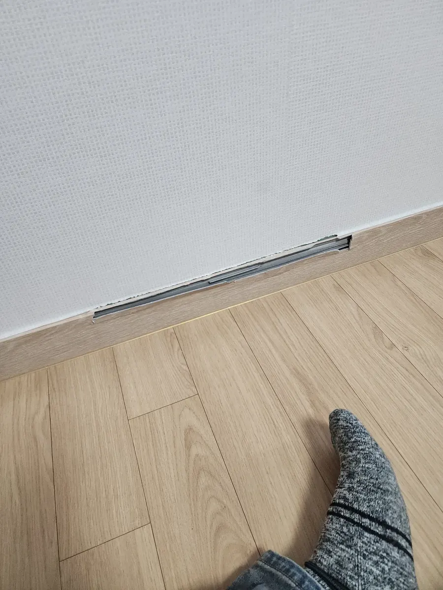 걸레받이 몰딩 교체 — 앞판이 떨어져 나간 걸레받이