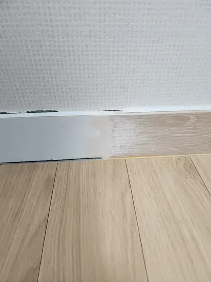 걸레받이 몰딩 교체 — 나뭇결 색을 입히는 중