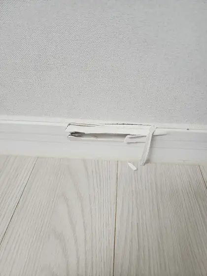 걸레받이 몰딩 보수 — 겉면이 찢긴 흰 걸레받이
