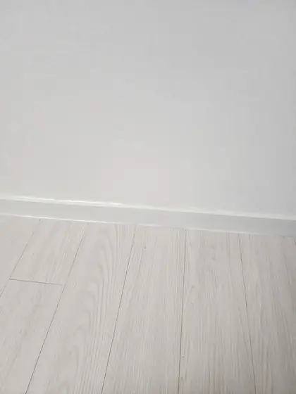 걸레받이 몰딩 보수 — 흰 걸레받이 복원 완료