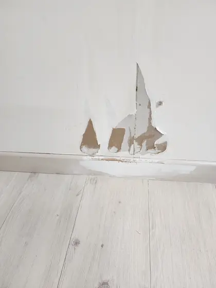 걸레받이 까짐 보수 — 뜯긴 자리를 흰색으로 메운 모습